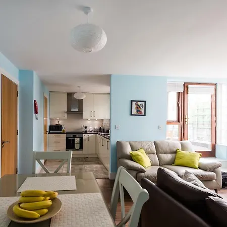 Spacious 2-bedroom Near O'connell St Apartment *
